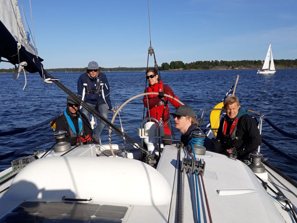 Rad Sails järjestää purjehduskurssit Helsingissä, Turussa, Välimerellä ja Karibialla.